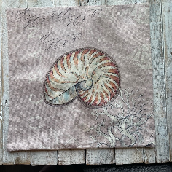Nautilus  Shell Nautical Decorative Accent Throw Pillow Cover 17 x 17  NWOT - Picture 2 of 2
